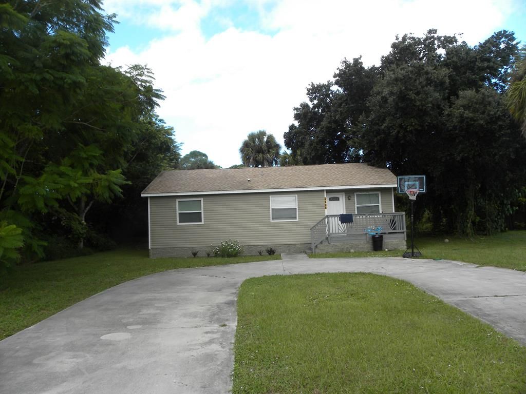 Photo of 2405 N 44th Street, Fort Pierce, FL 34946 (MLS # R10752416)