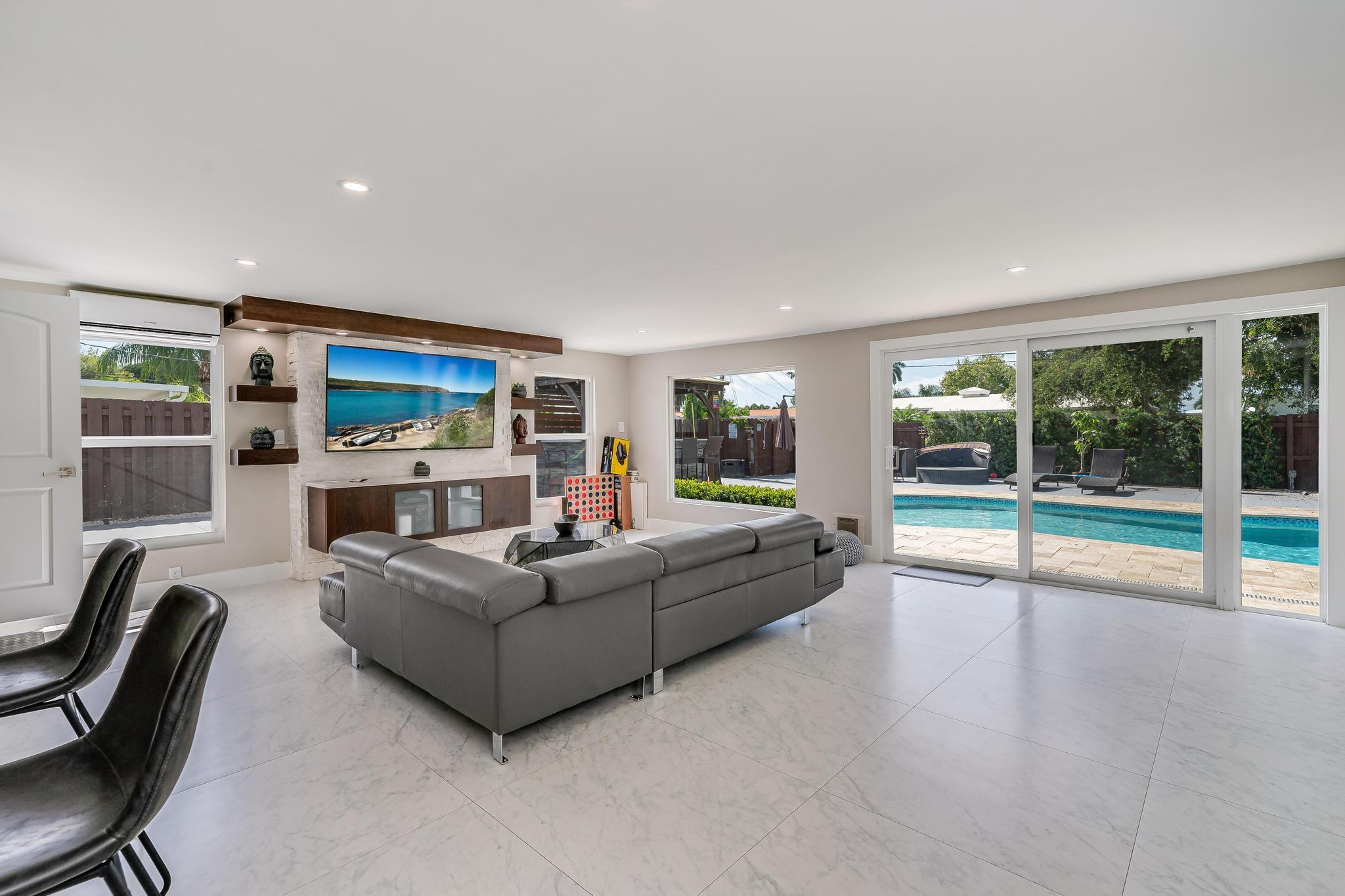 300 SE 8th Ct
