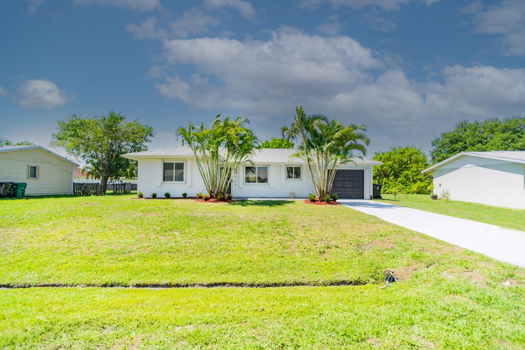 Photo of 526 NW Avon Avenue, Port Saint Lucie, FL 34983 (MLS # R10992581)