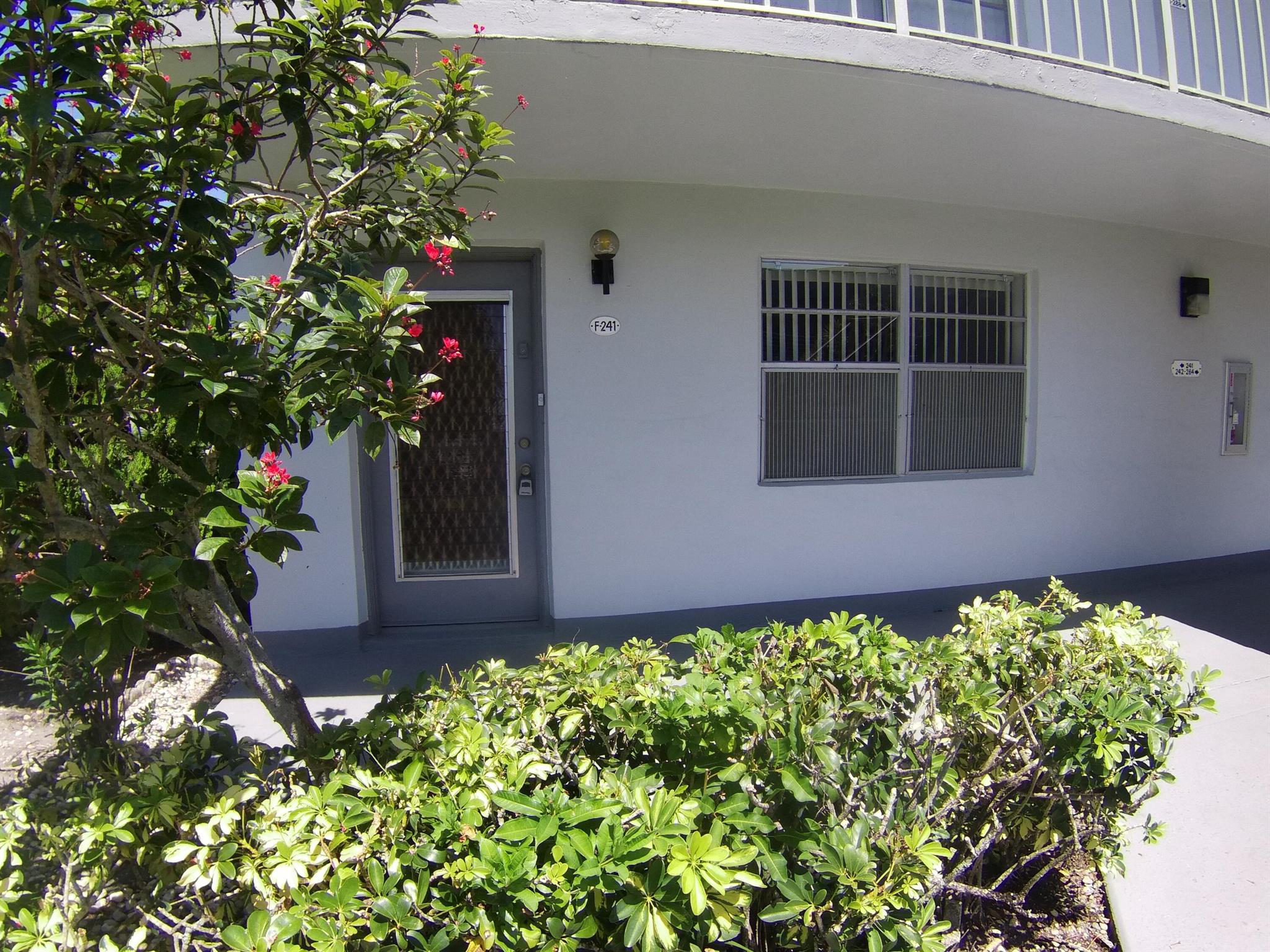 55+ Senior Community. One bedroom condo on first floor Tile throughout. Enclosed screened patio with washer and dryer. Located 6 miles from the beach and the historic district of Delray Beach. The public library and Delray Market Place are within 2.5 miles of Kings Point. The community has multi-million dollar clubhouses. It also has entertainment, parties, bus service, golf courses, pickleball, tennis, outdoor pools and so much more!
