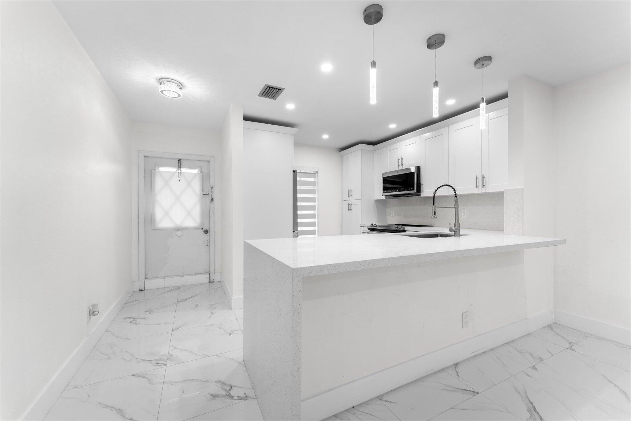 Remodeled 2/2 Villa for RentCome live in this beautifully remodeled 2-bedroom, 2-bath villa!✨ Spacious layout with modern upgrades✨ Access to community pool✨ Internet included