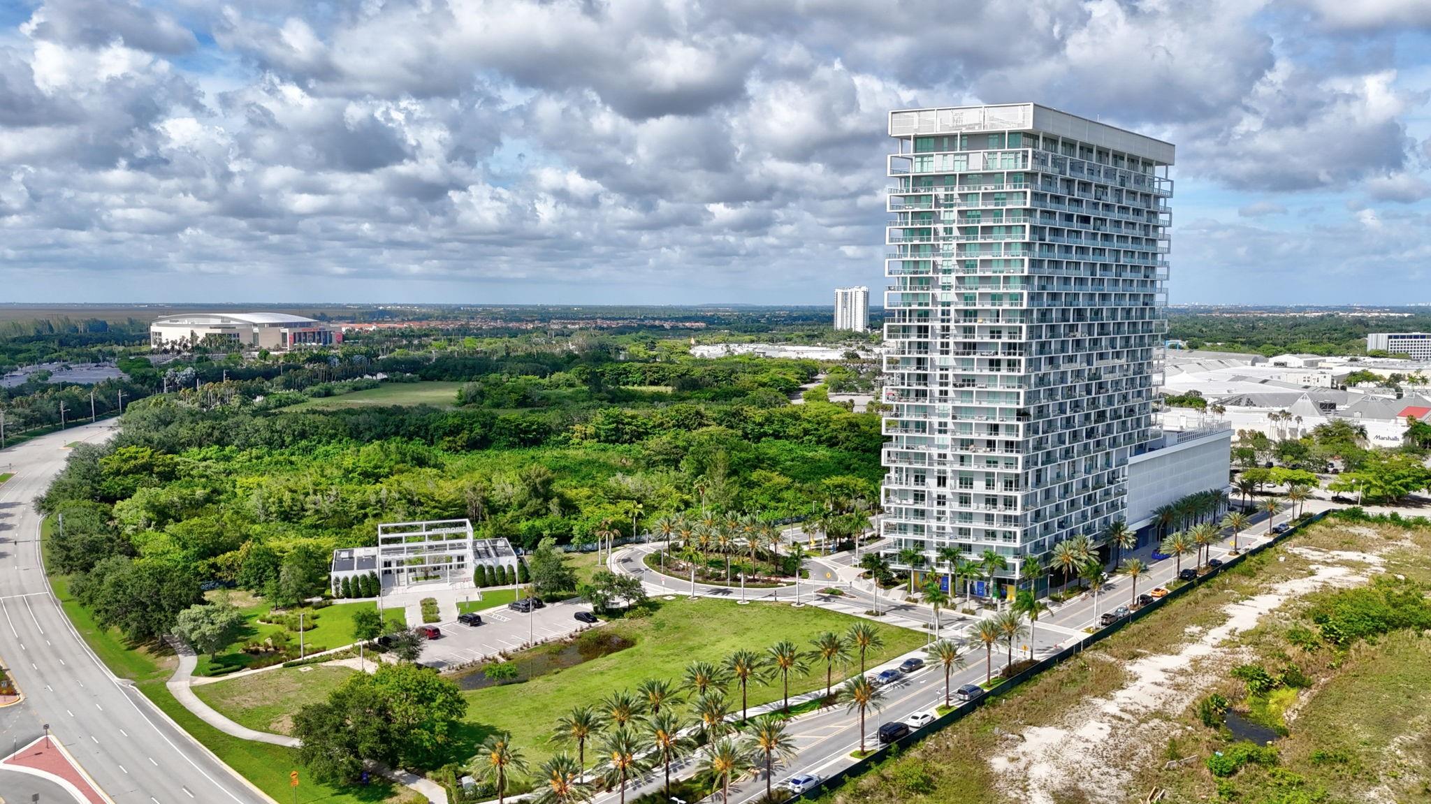 THIS LUXURY AND MODERN 2 BEDS 2 BATHS CONDO HAS PORCELAIN FLOORS THROUGHOUT THE APARTMENT AND HIGH IMPACT WINDOWS. KITCHEN HAS NICE MODERN CABINETS, QUARTZ STONE ISLAND. THE UNIT ALSO COMES WITH WHIRLPOOL APPLIANCES AND INTERIOR DESIGN BY YOO STUDIO. METROPICA IS AN UPSCALE TOWER DESIGNED WITH AN RESORT STYLE COME AND SEE THIS GREAT OPPORTUNITY. SELLER IS MOTIVATED. SELLER IS GIVING