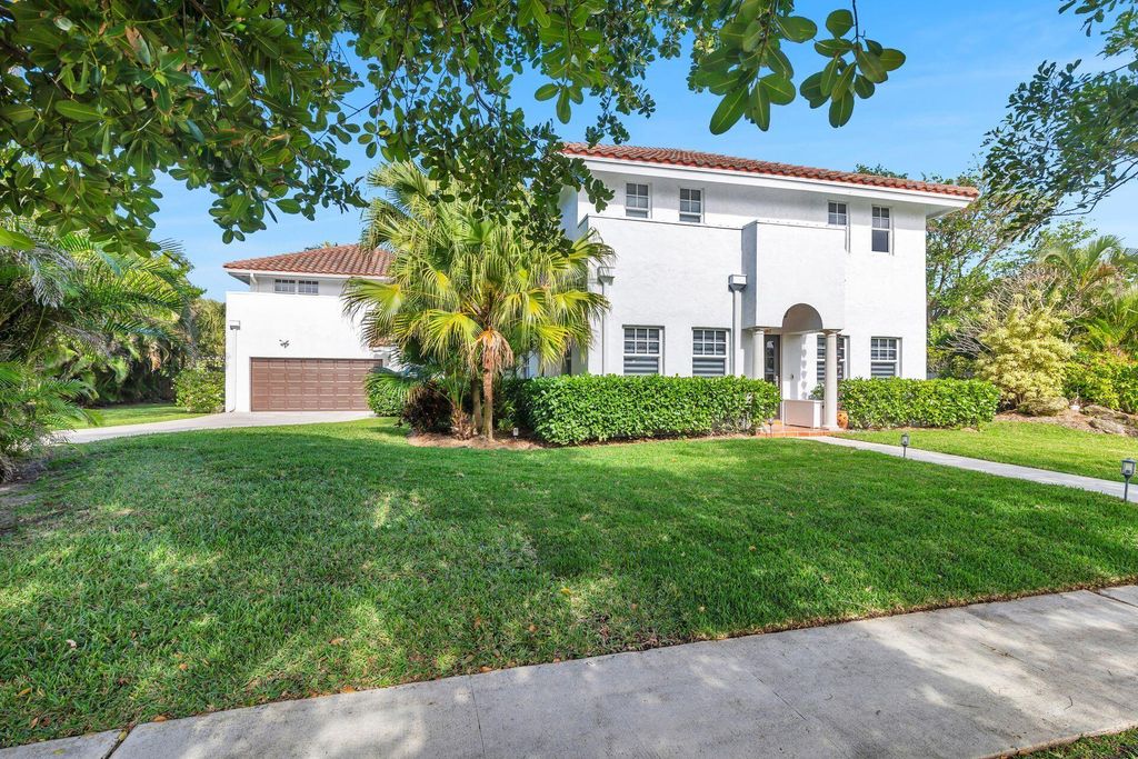 Photo of 141 Rotunda Drive, Jupiter, FL 33477 (MLS # R10963100)