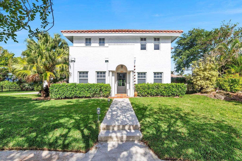 Photo of 141 Rotunda Drive, Jupiter, FL 33477 (MLS # R10963100)