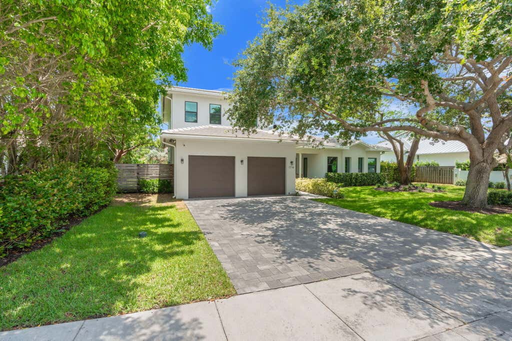Photo of 1716 Middle River Drive, Fort Lauderdale, FL 33305 (MLS # B26045007)