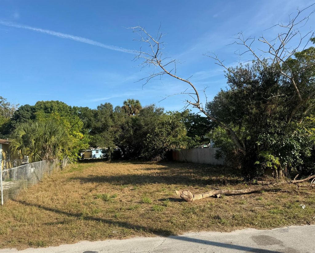 Photo of 4002 Avenue L, Fort Pierce, FL 34947 (MLS # R11145415)