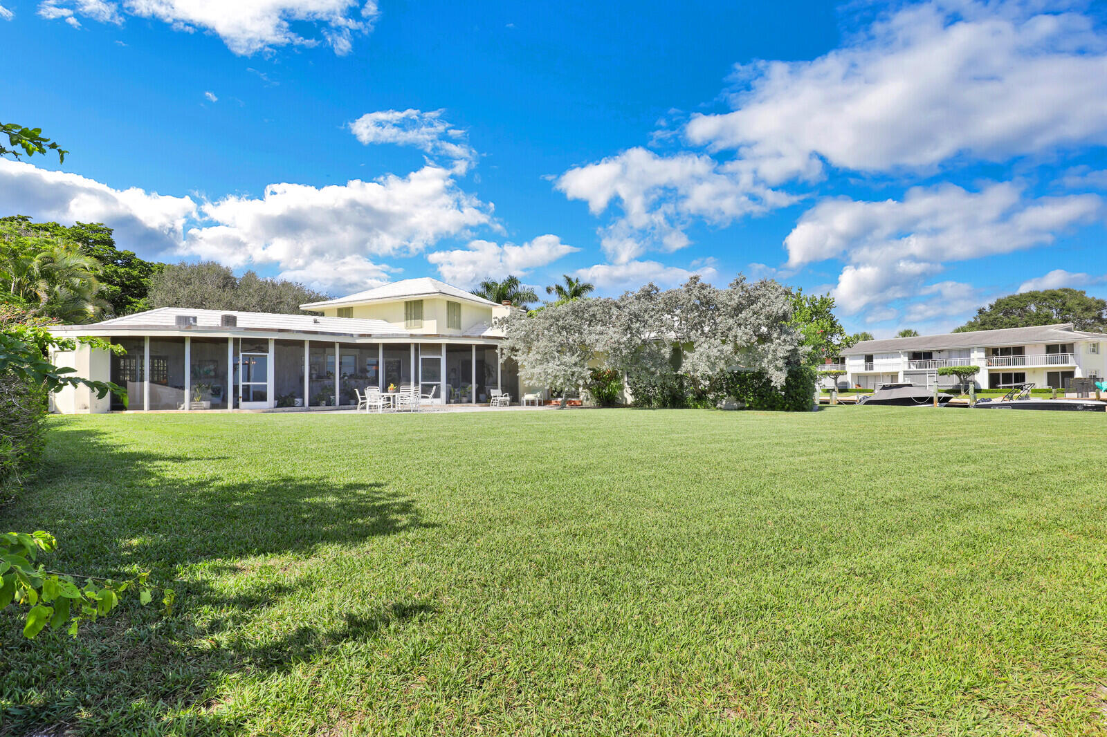 YACHT CLUB - Residential