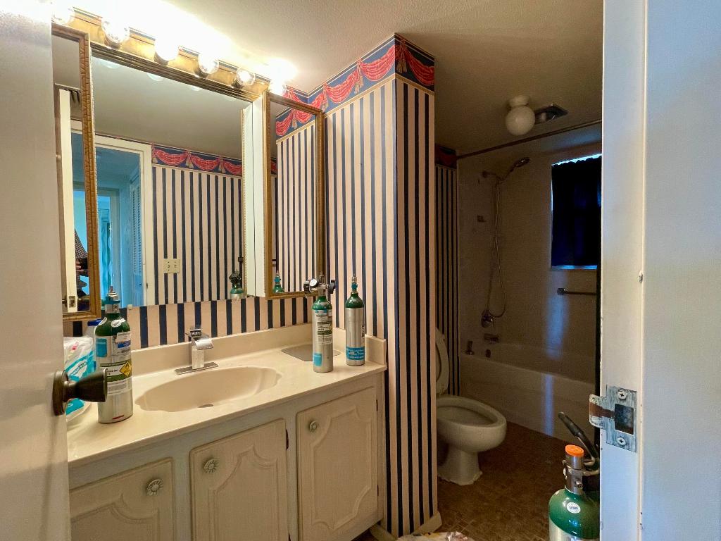 3661 Via Poinciana 604