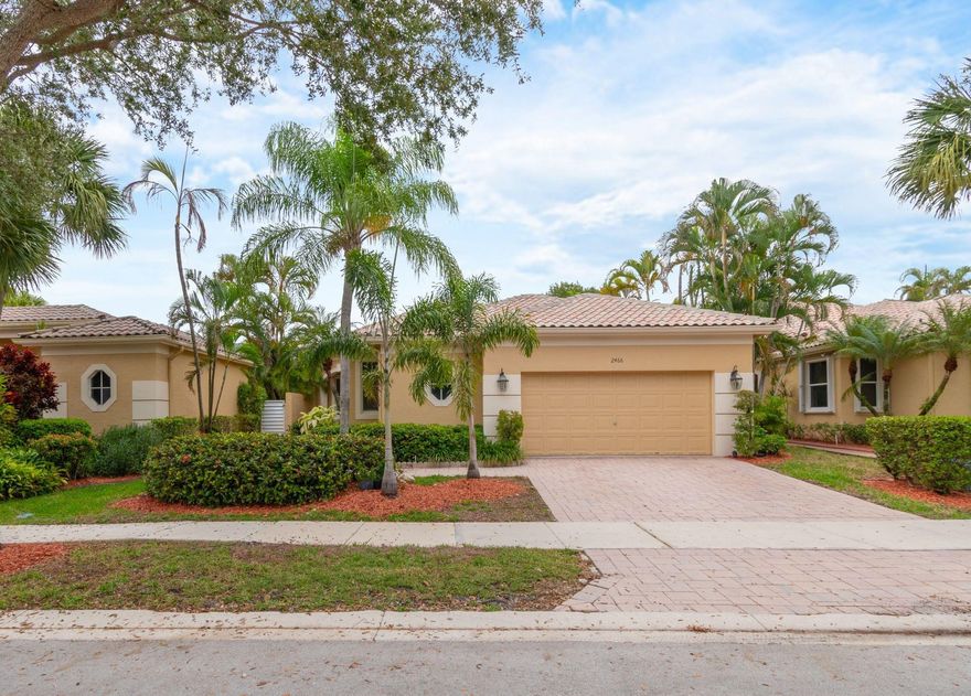 Beautiful home with spectacular golf course views, located in the exclusive community of Weston Hills. This spacious residence features 3 bedrooms and 3 full bathrooms, a desirable split floor plan with all bedrooms offering en-suite baths, and an oversized lot with a pool, extended patio, and private yard—perfect for outdoor living and entertaining. The kitchen is equipped with stainless steel appliances, quartz countertops, and wood cabinetry.