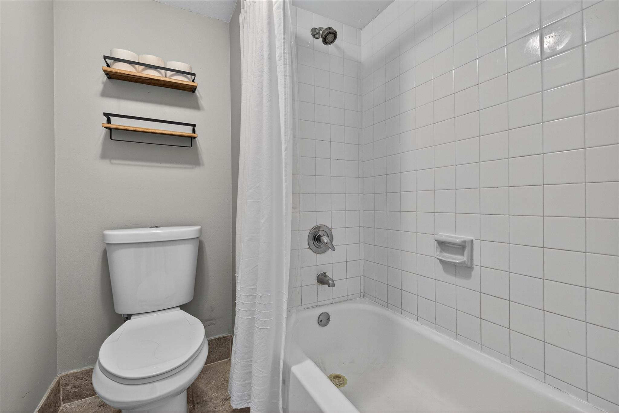 RACQUET CLUB APARTMENTS AT - Residential Lease