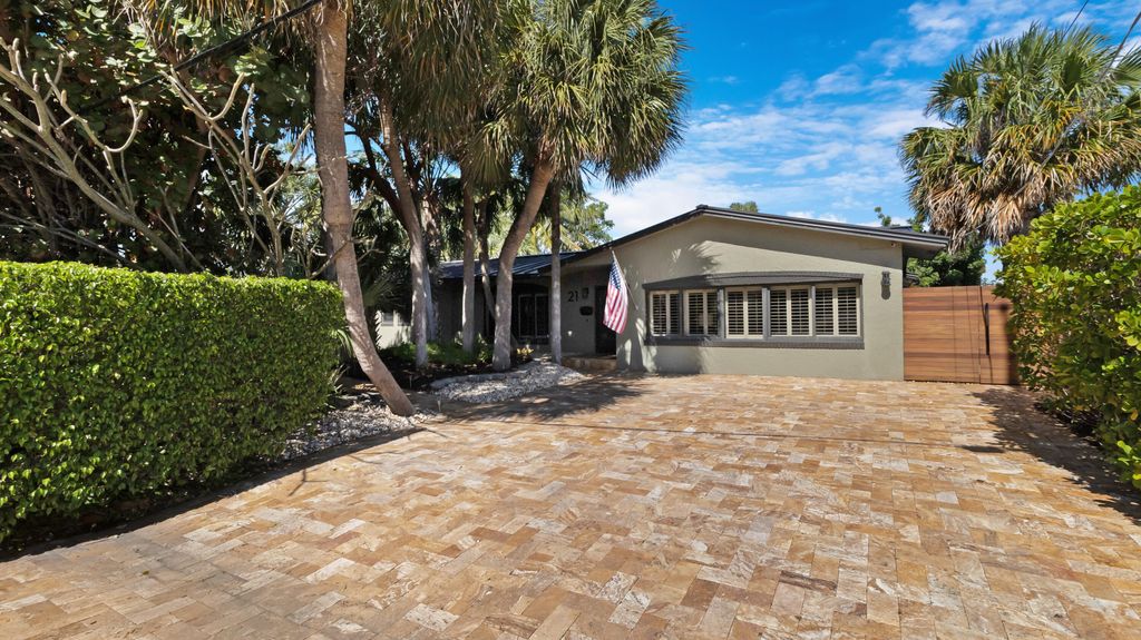 Photo of 21 SE 14th Street, Pompano Beach, FL 33060 (MLS # R11165081)