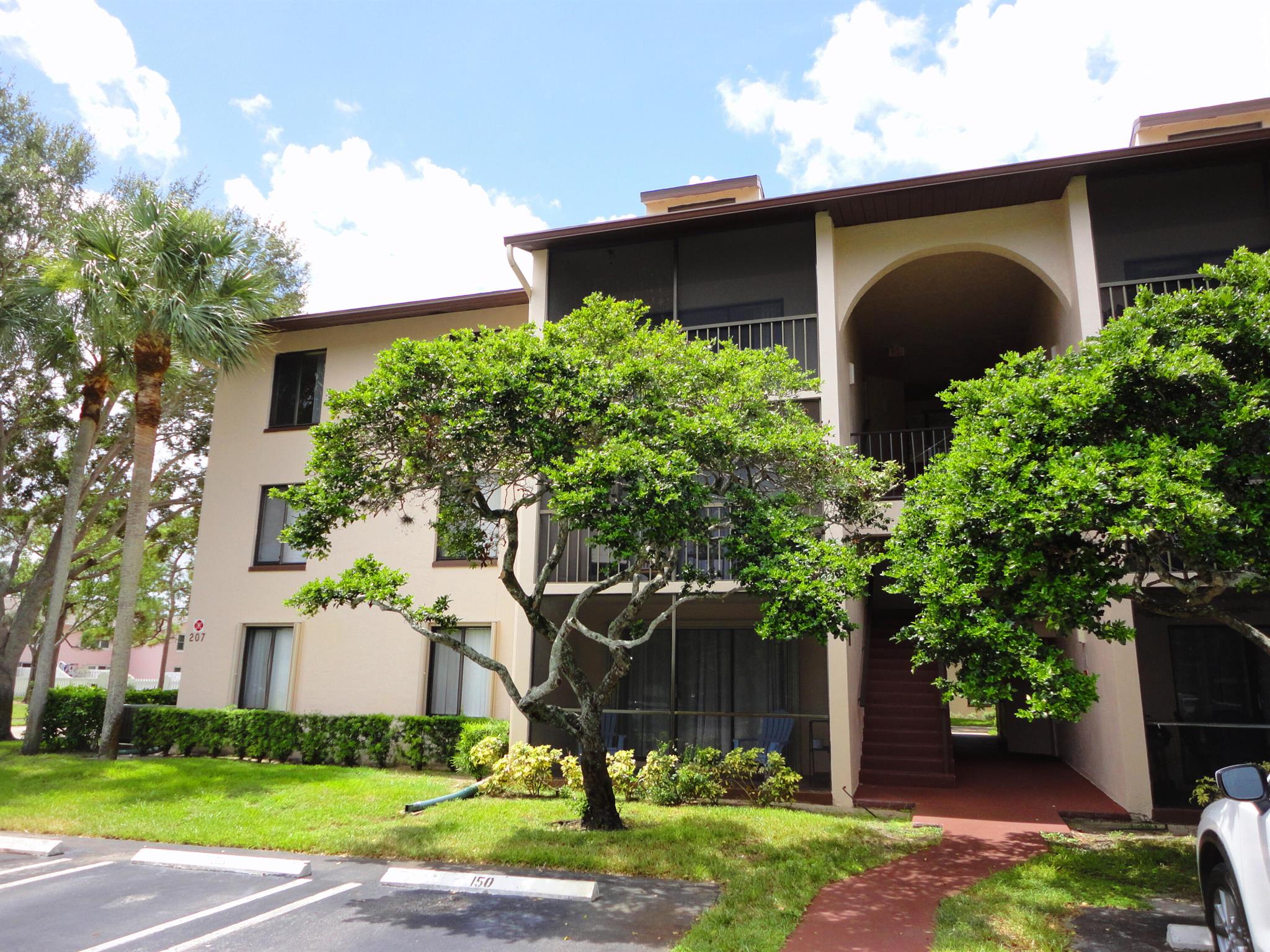 Bright, spacious large condo. centrally located in palm beach county. Close to shopping, dining, and entertainment.