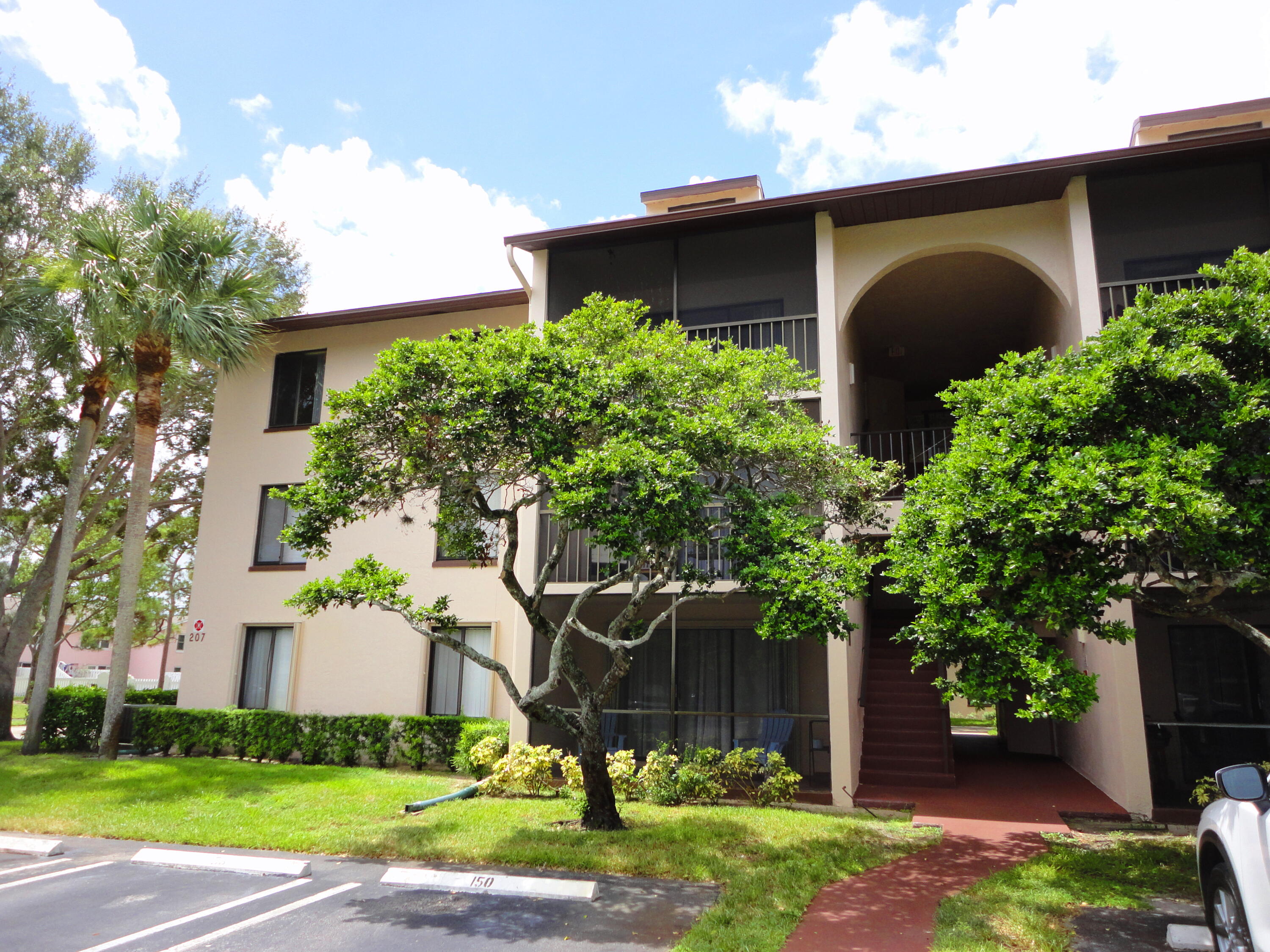 Bright, spacious large condo. centrally located in palm beach county. Close to shopping, dining, and entertainment.