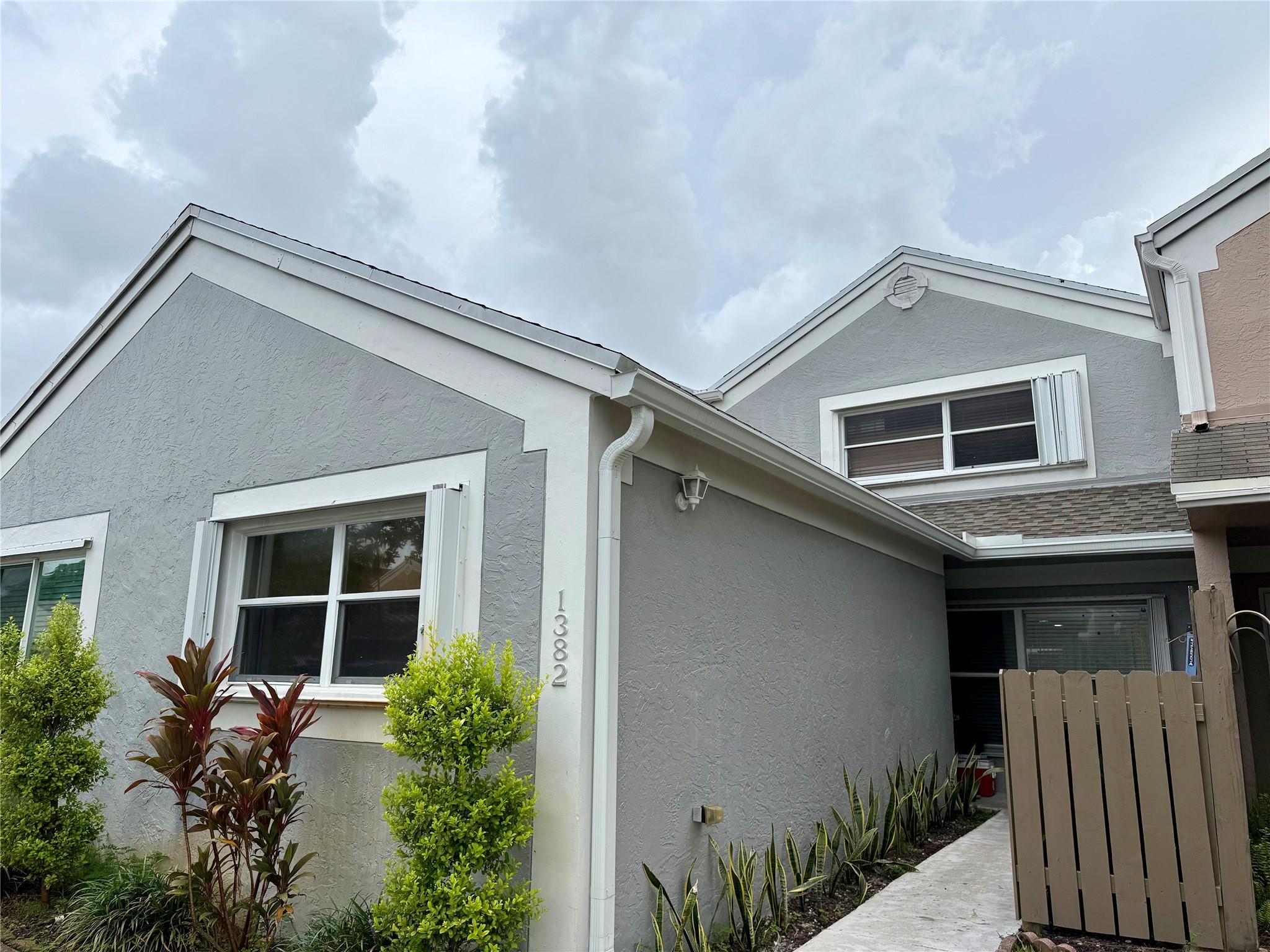 Spacious 3BR/3BA townhouse in gated Pembroke Pines community! Features include a fully equipped kitchen with stainless steel appliances, tile & wood-look vinyl floors, double master suites, and a screened patio with synthetic grass—great for kids. Enjoy 2 pools, 4 tennis courts, clubhouse with gym & racquetball, and kids’ play area. Prime location near highways, top schools, shopping, dining, and right across from Memorial Hospital. No pets. Tenants pay utilities.
Ready to move in by July 20th, 2025
Quick move-in—NO HOA APPROVAL NEEDED!