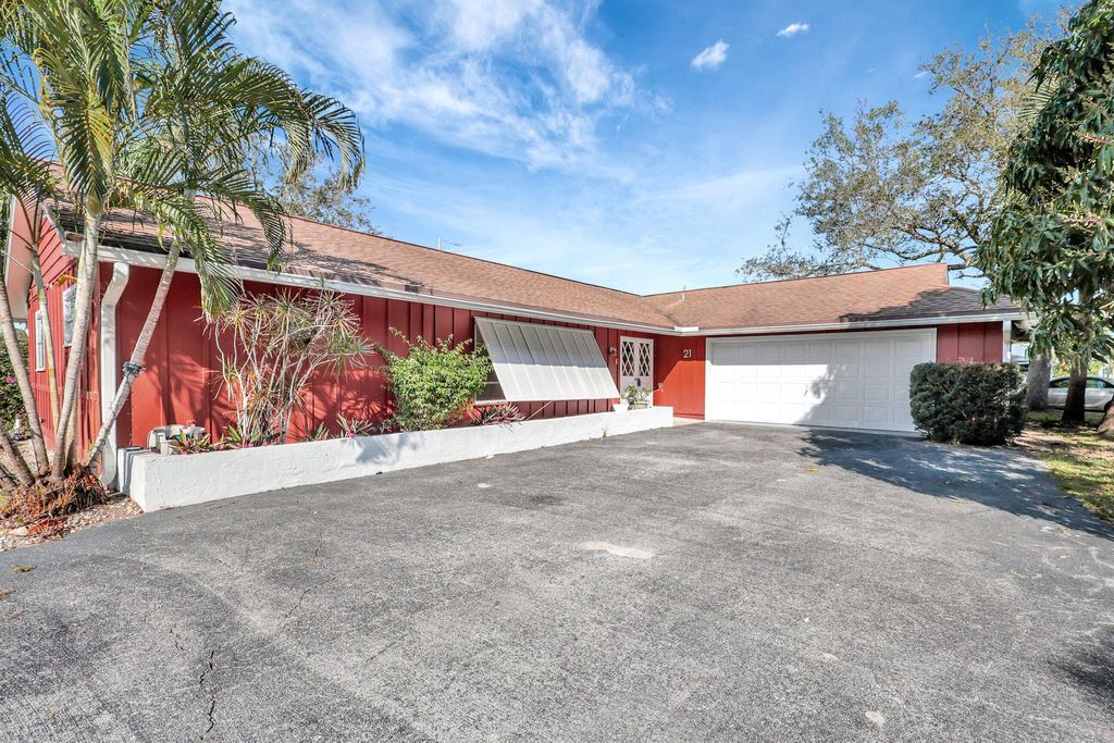 Photo of 21 W Riverside Drive, Jupiter, FL 33469 (MLS # R10954403)