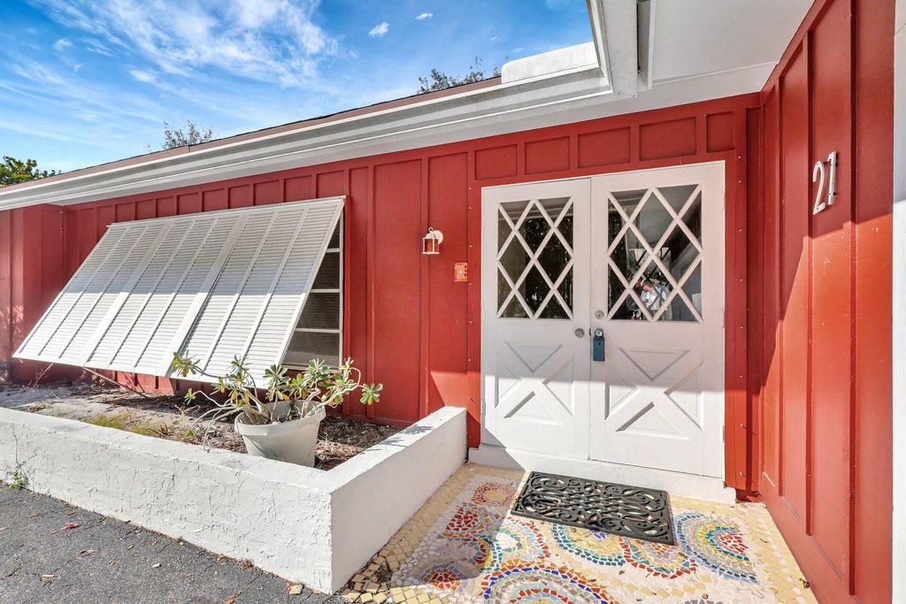 Photo of 21 W Riverside Drive, Jupiter, FL 33469 (MLS # R10954403)