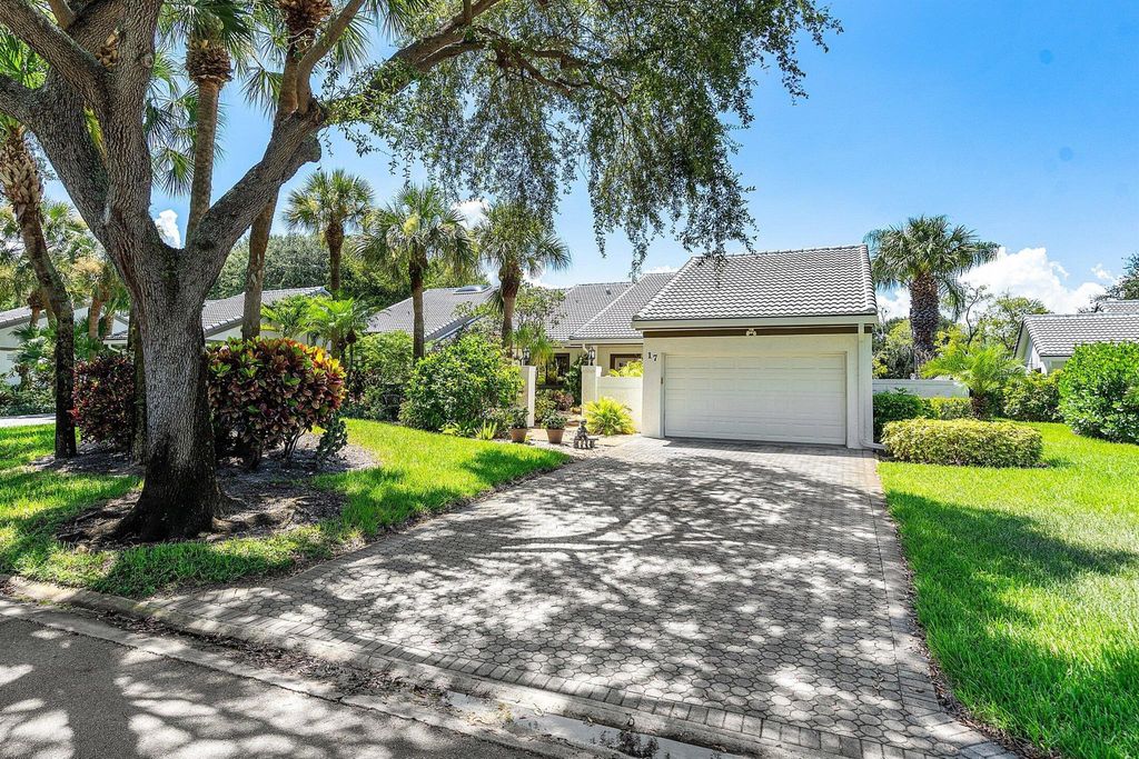 Photo of 17 Clubhouse Lane, Boynton Beach, FL 33436 (MLS # R11110693)