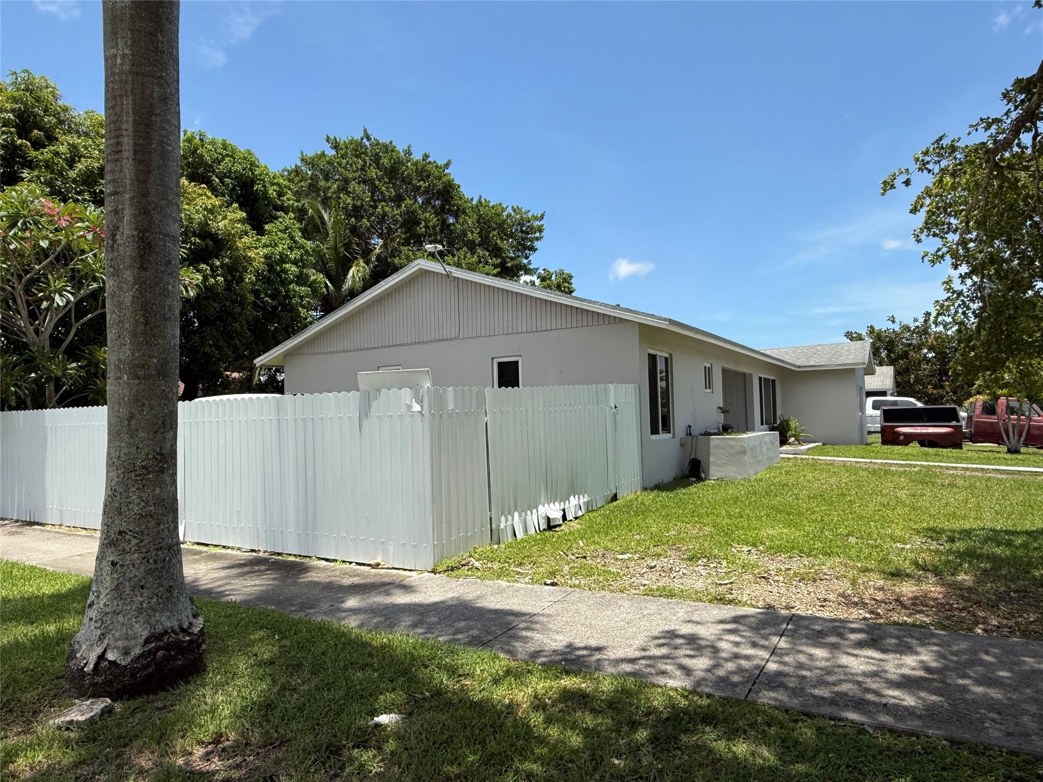 11121 SW 163rd St, Miami, FL, 33157/$575,000 2 11121 SW 163rd St