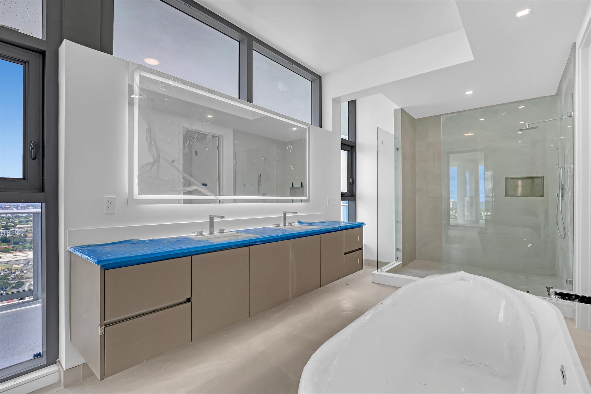 NAUTILUS 220 CONDOMINIUM - Residential