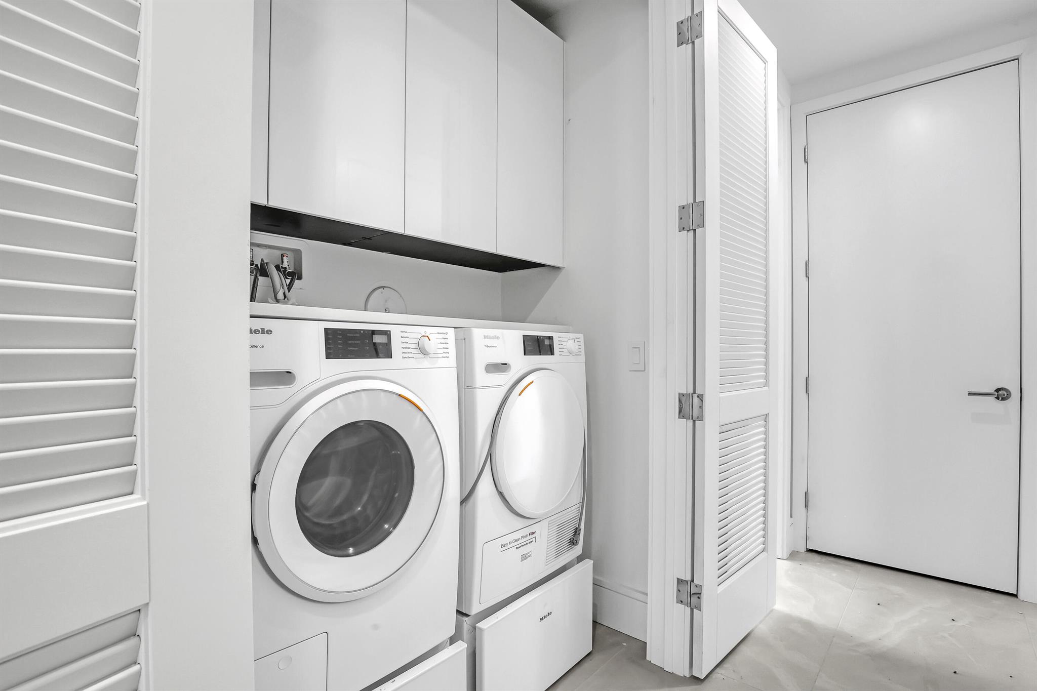 NAUTILUS 220 CONDOMINIUM - Residential