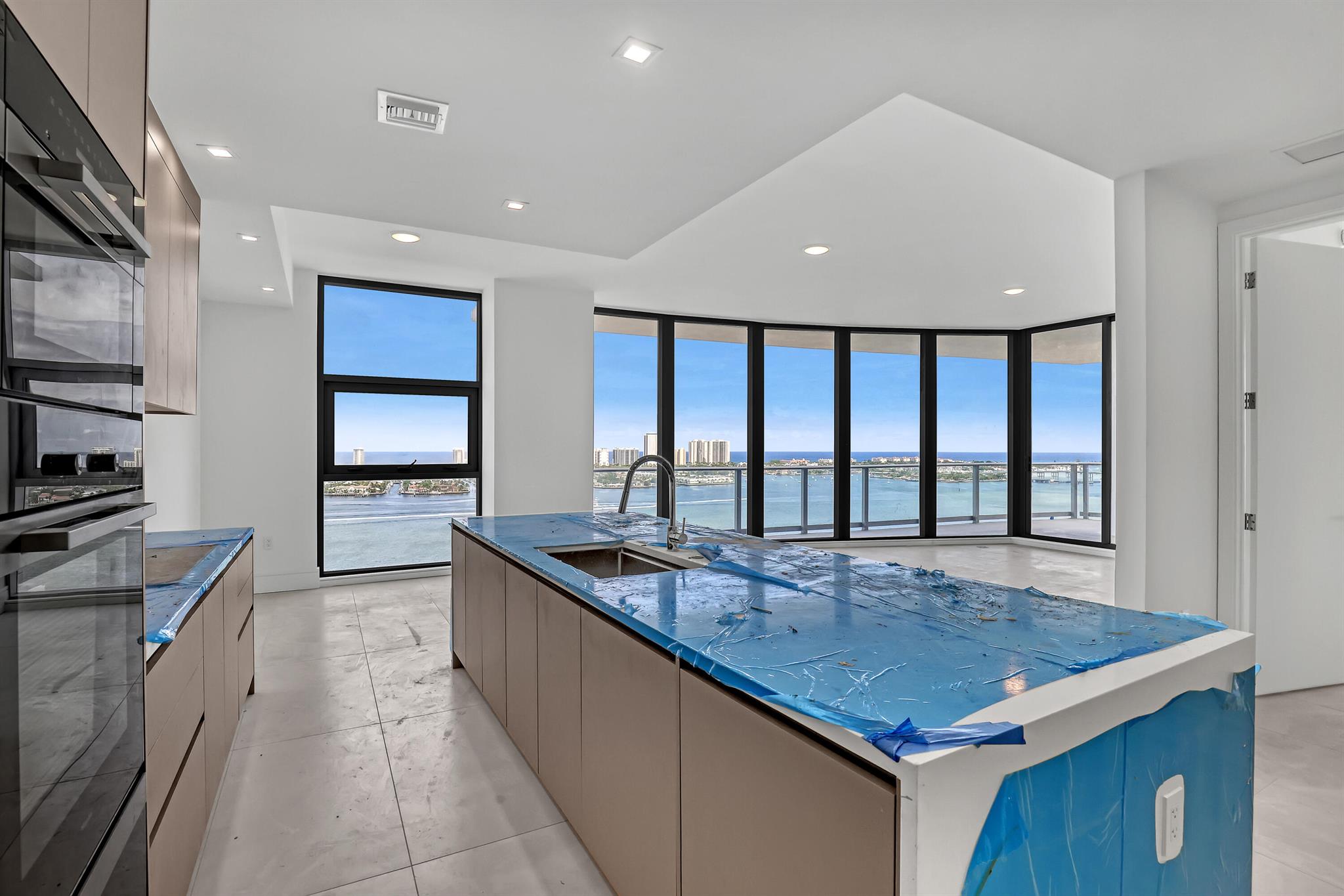 NAUTILUS 220 CONDOMINIUM - Residential