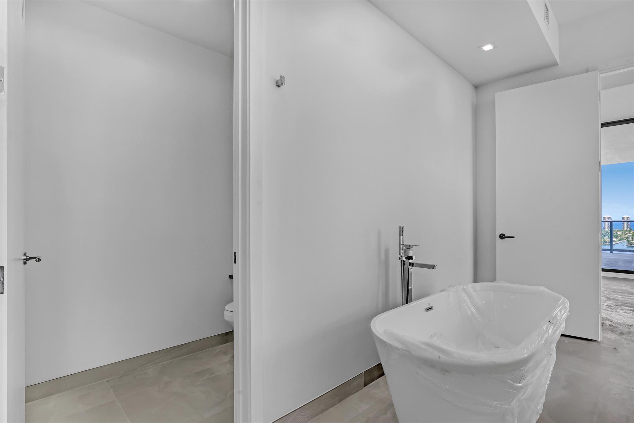 NAUTILUS 220 CONDOMINIUM - Residential