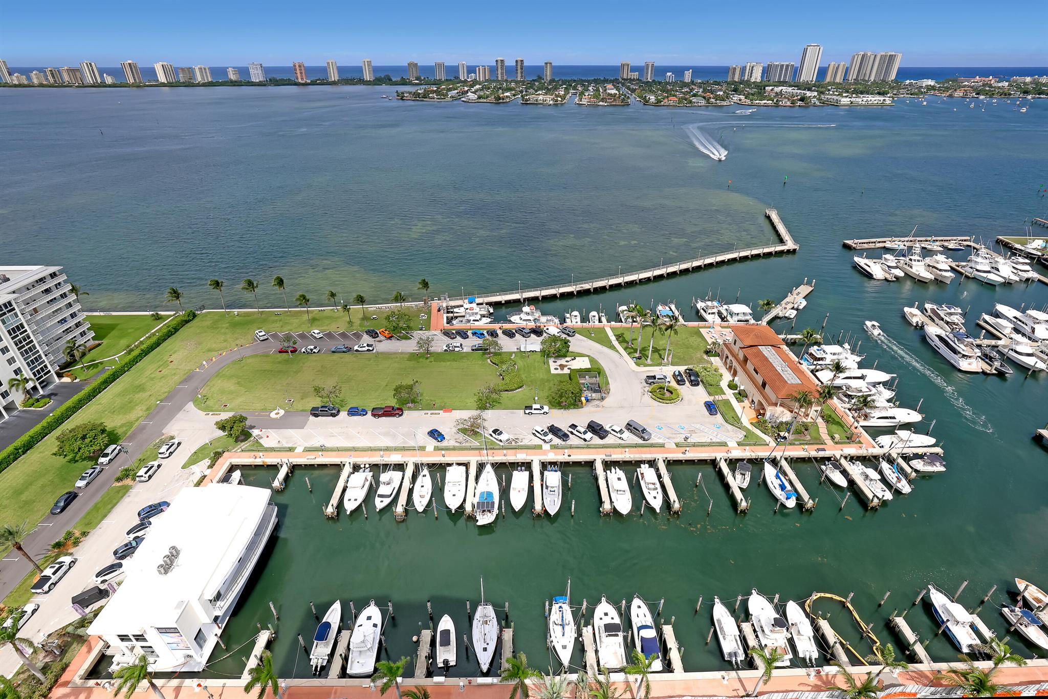 NAUTILUS 220 CONDOMINIUM - Residential