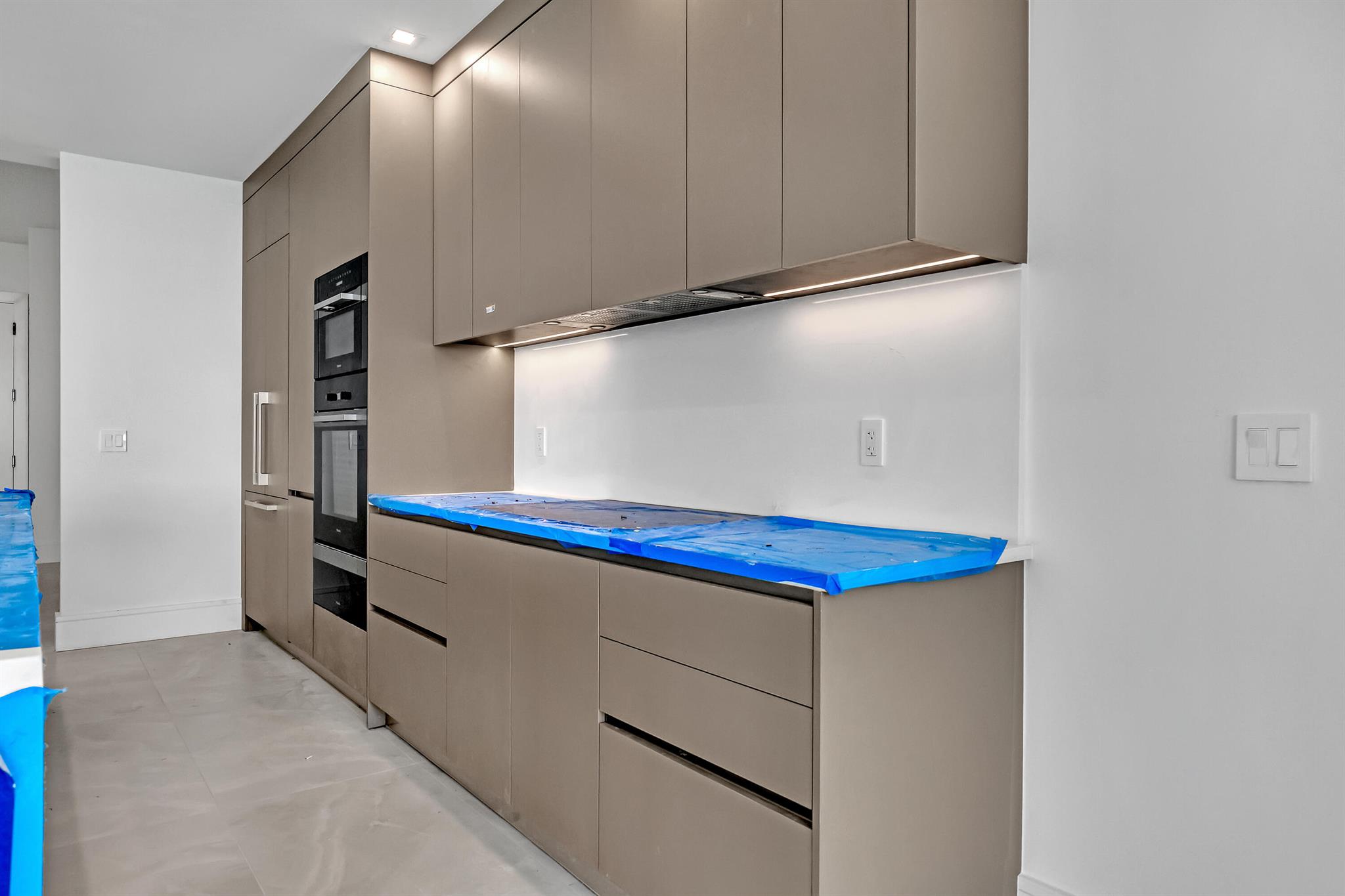 NAUTILUS 220 CONDOMINIUM - Residential