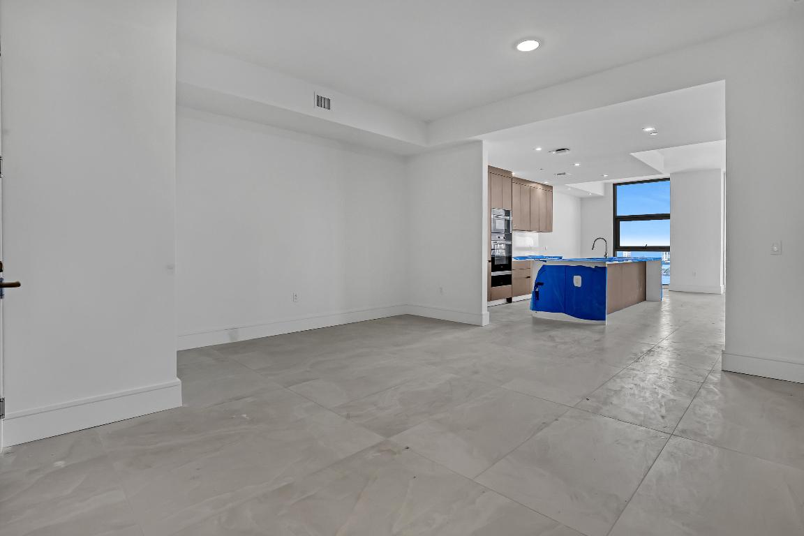 NAUTILUS 220 CONDOMINIUM - Residential