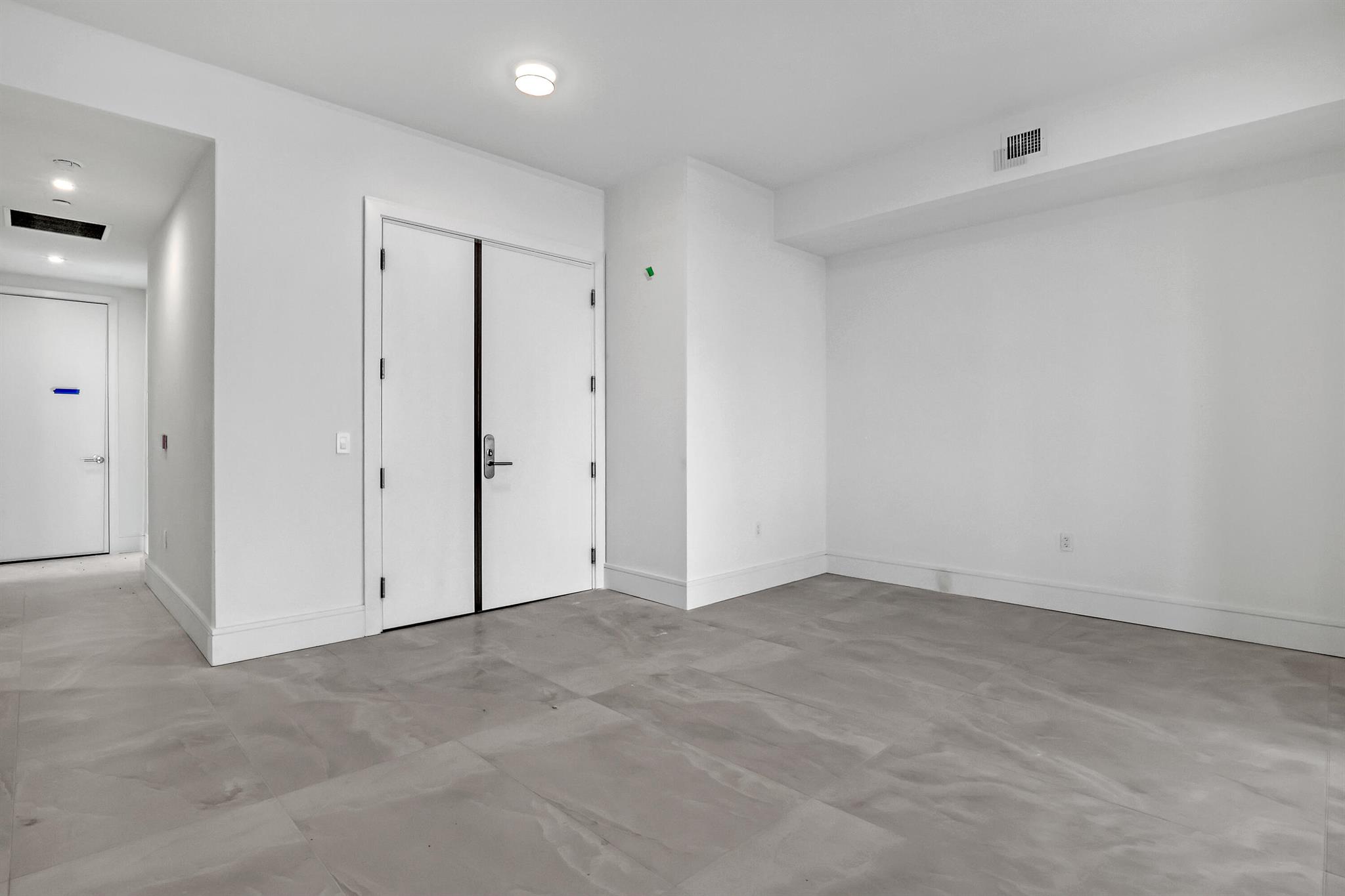 NAUTILUS 220 CONDOMINIUM - Residential