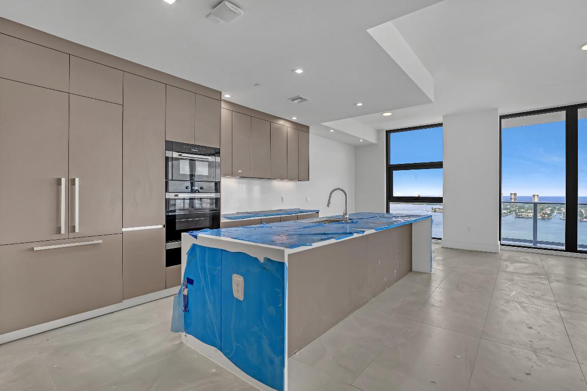 NAUTILUS 220 CONDOMINIUM - Residential