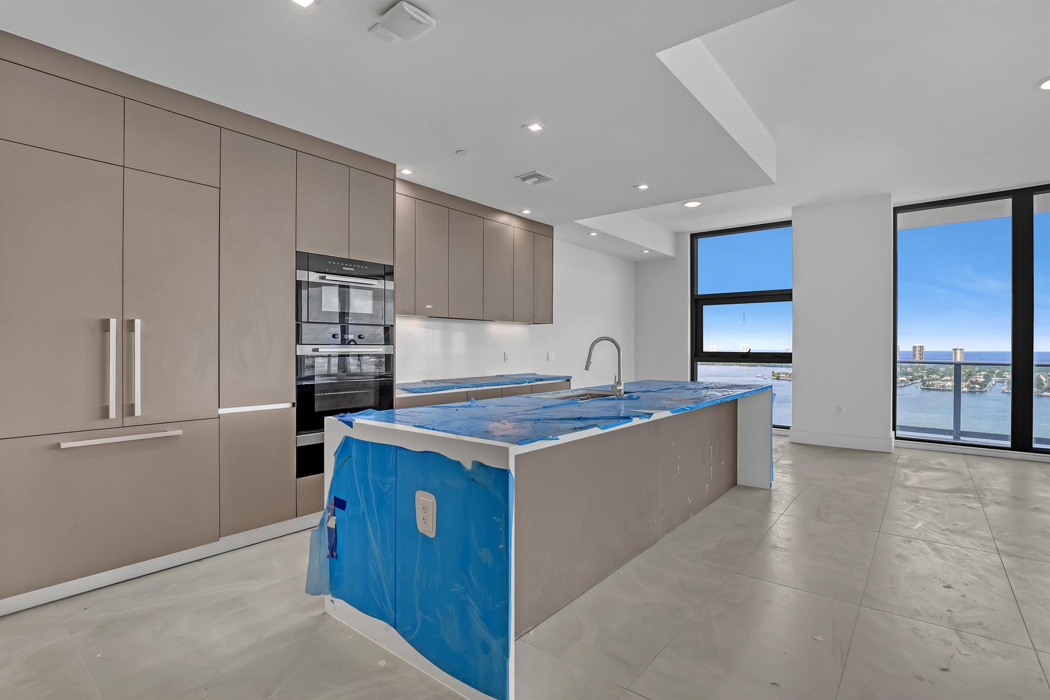 NAUTILUS 220 CONDOMINIUM - Residential