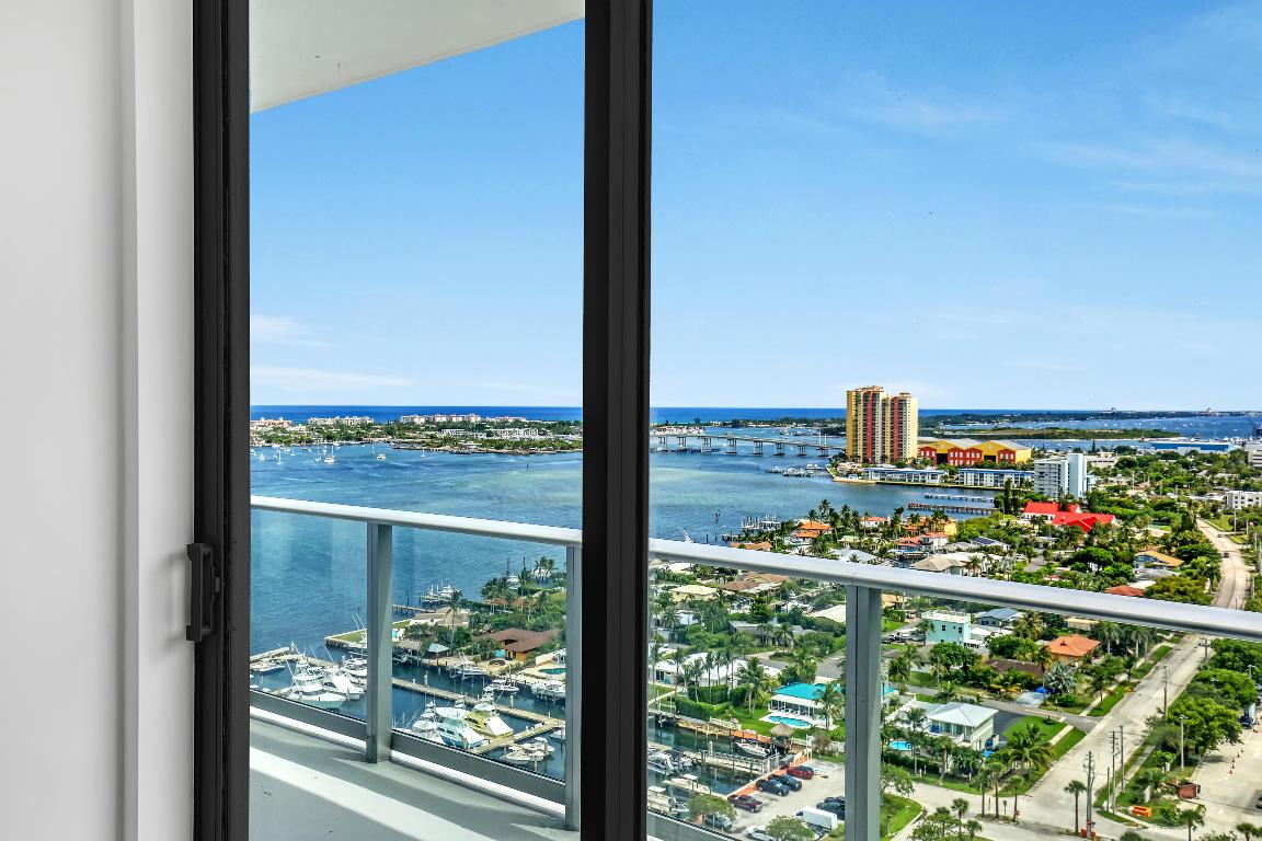 NAUTILUS 220 CONDOMINIUM - Residential