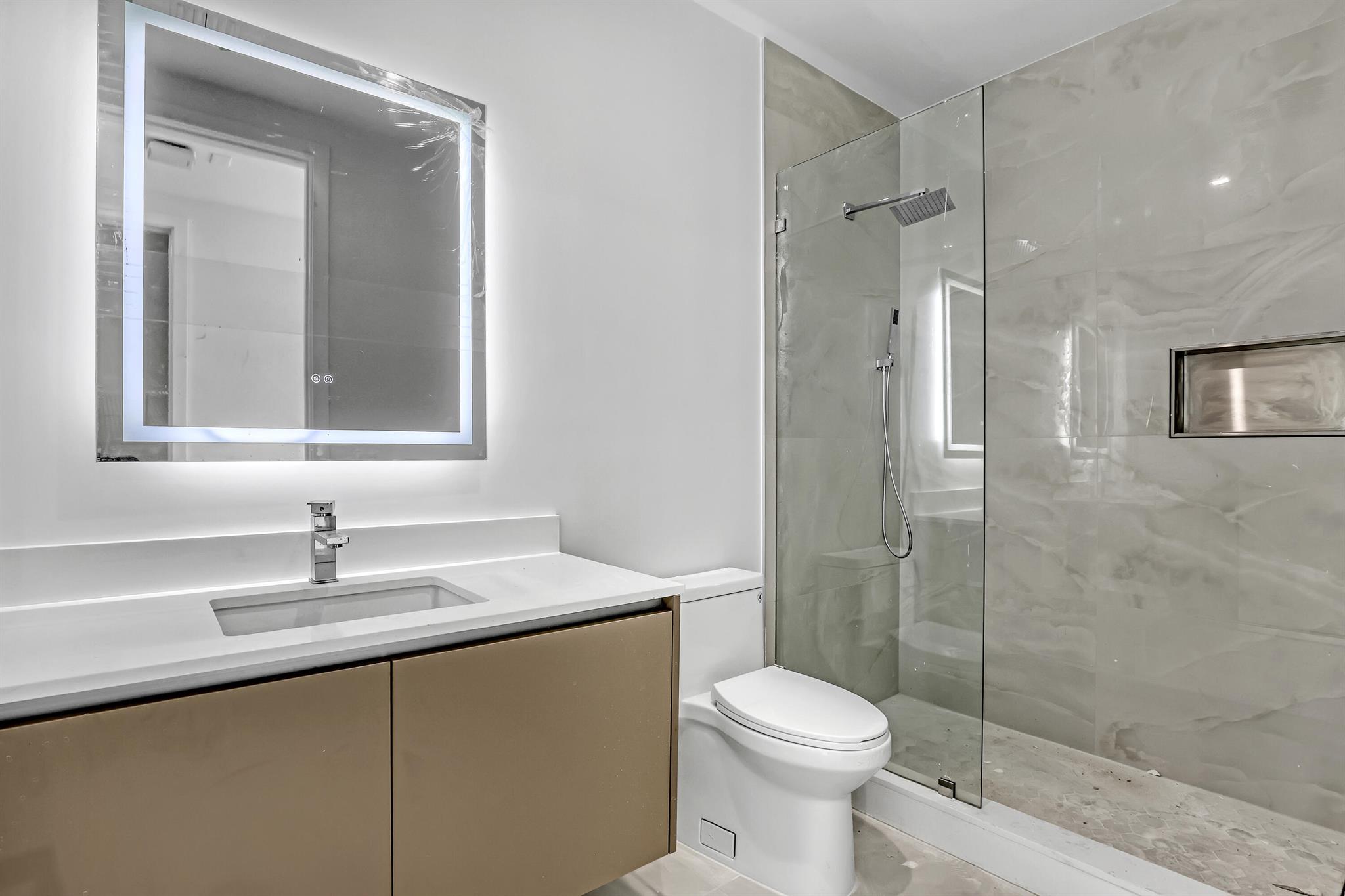 NAUTILUS 220 CONDOMINIUM - Residential