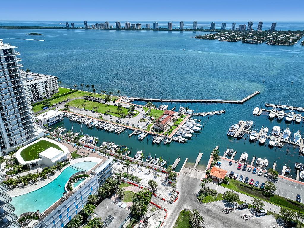 NAUTILUS 220 CONDOMINIUM - Residential