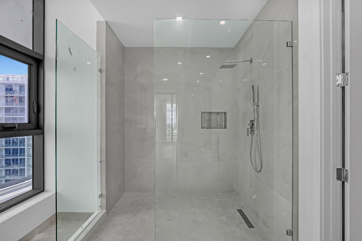 NAUTILUS 220 CONDOMINIUM - Residential