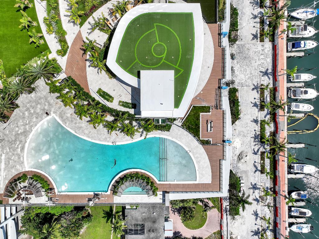 NAUTILUS 220 CONDOMINIUM - Residential