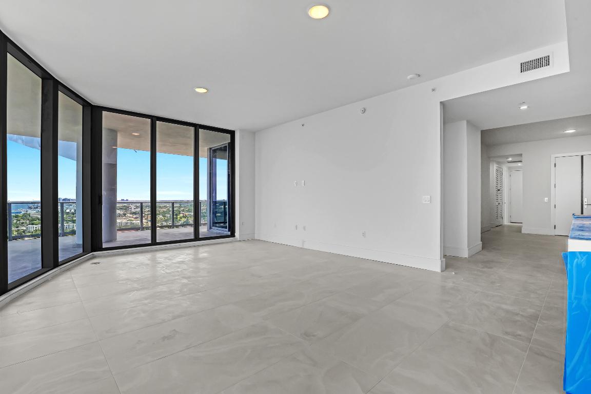 NAUTILUS 220 CONDOMINIUM - Residential