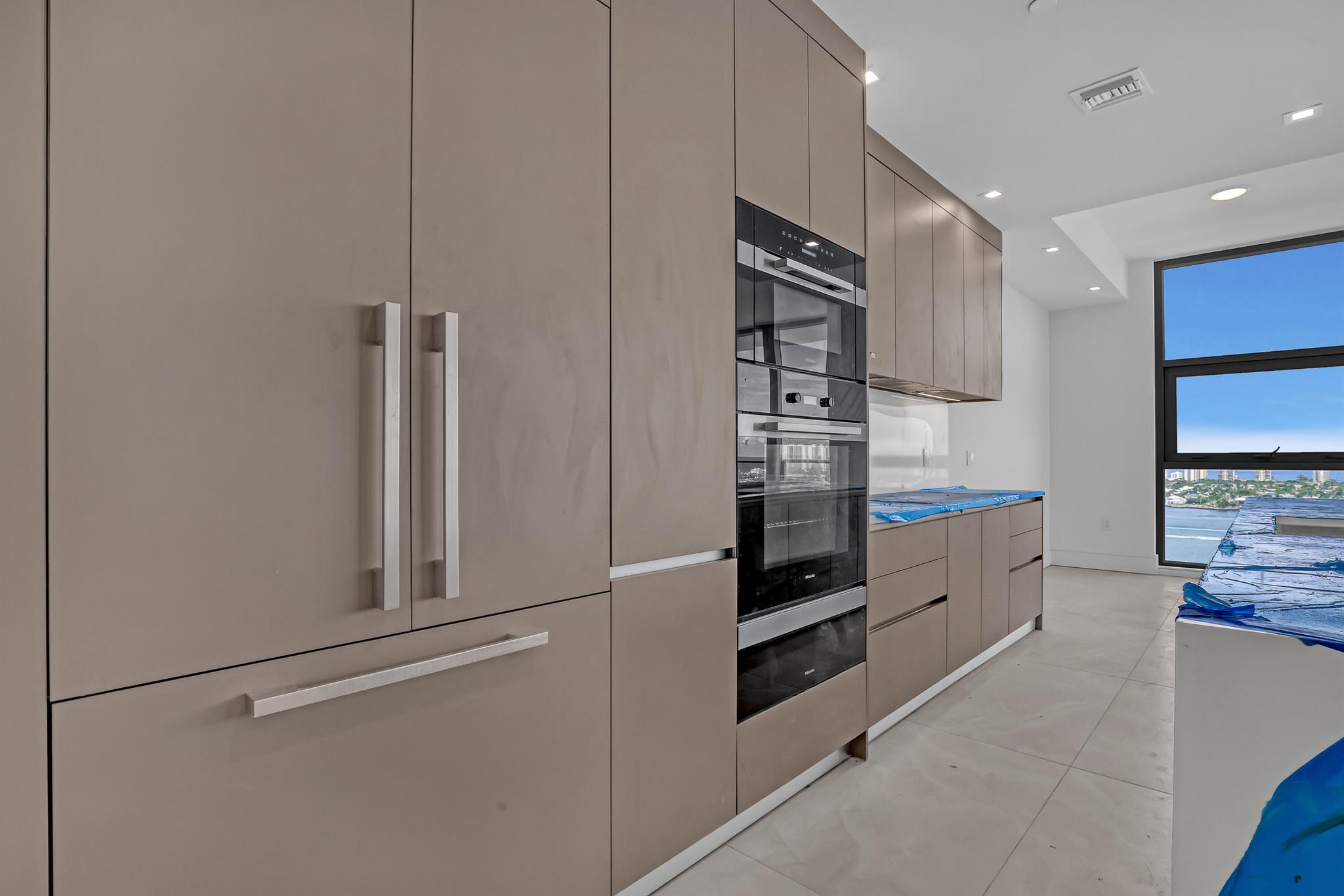 NAUTILUS 220 CONDOMINIUM - Residential