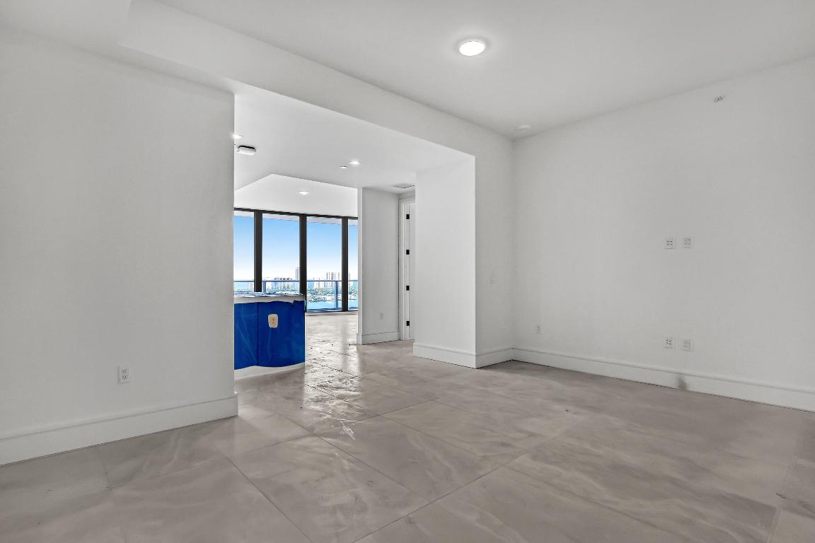 NAUTILUS 220 CONDOMINIUM - Residential