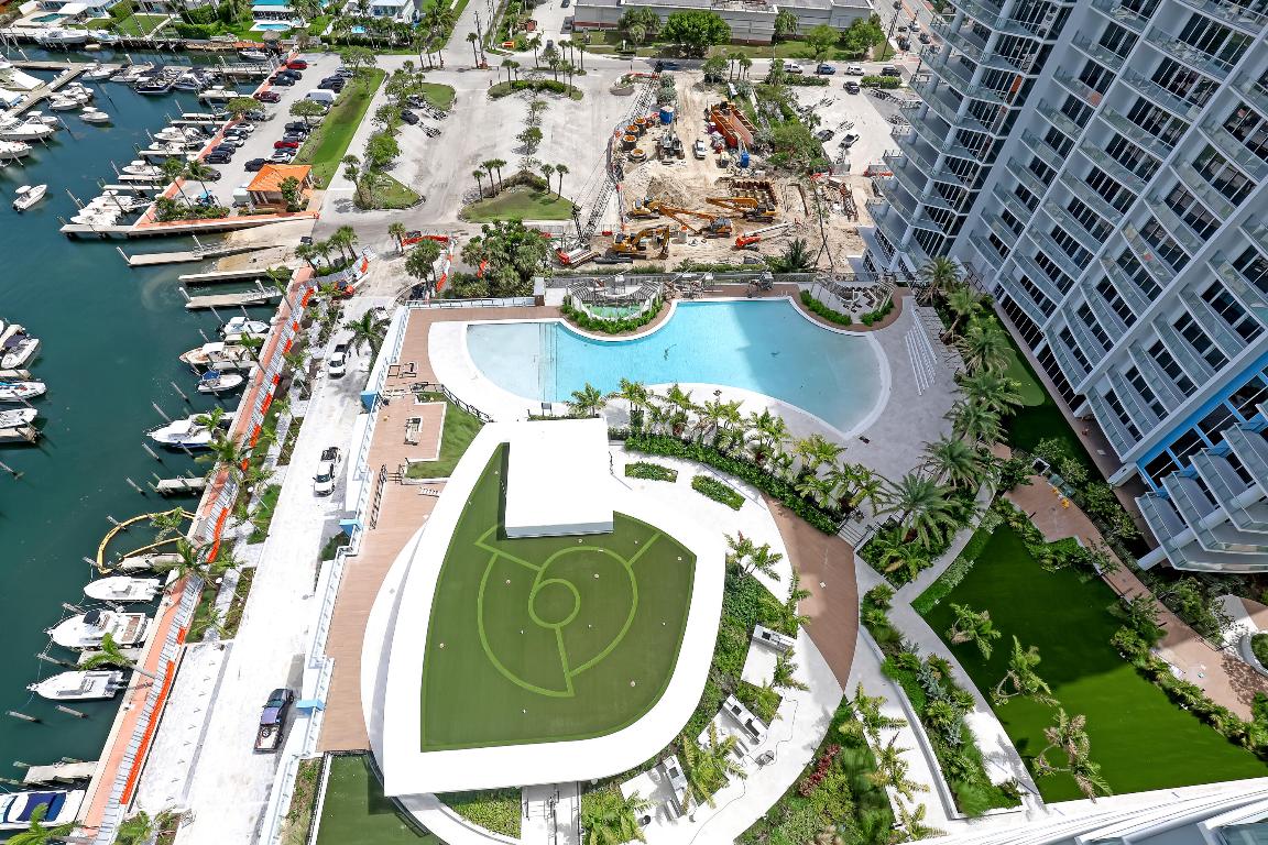 NAUTILUS 220 CONDOMINIUM - Residential