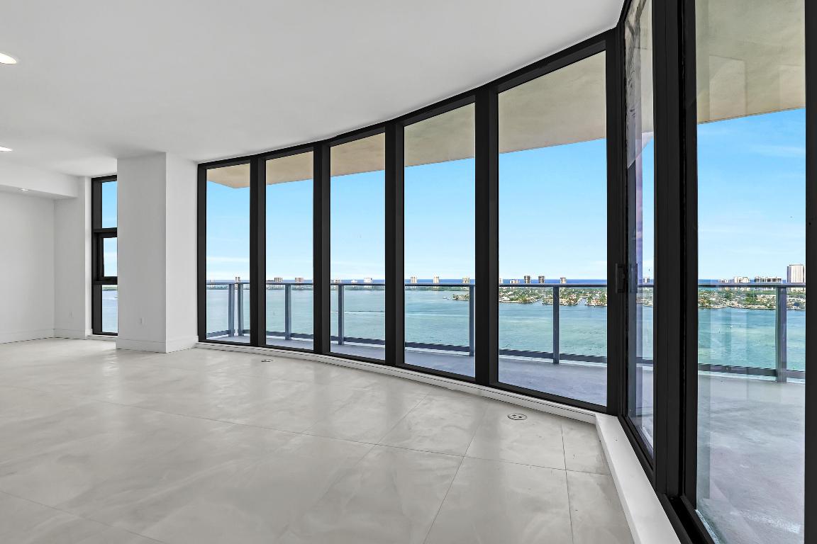 NAUTILUS 220 CONDOMINIUM - Residential