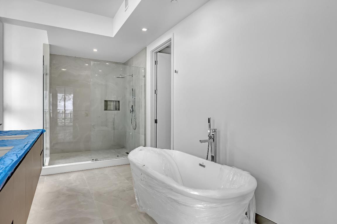 NAUTILUS 220 CONDOMINIUM - Residential