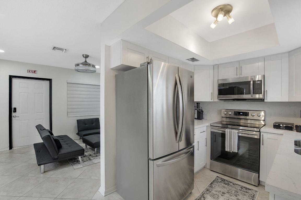 LAUDER-GATE - Residential Lease