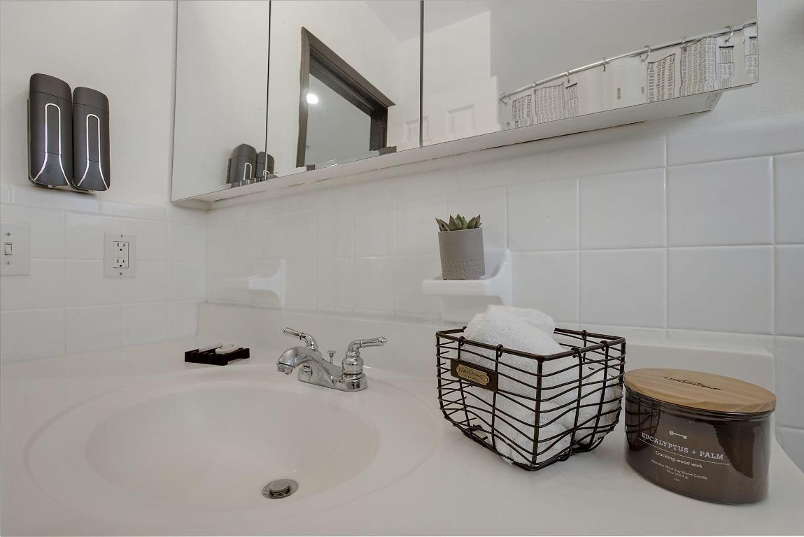 LAUDER-GATE - Residential Lease