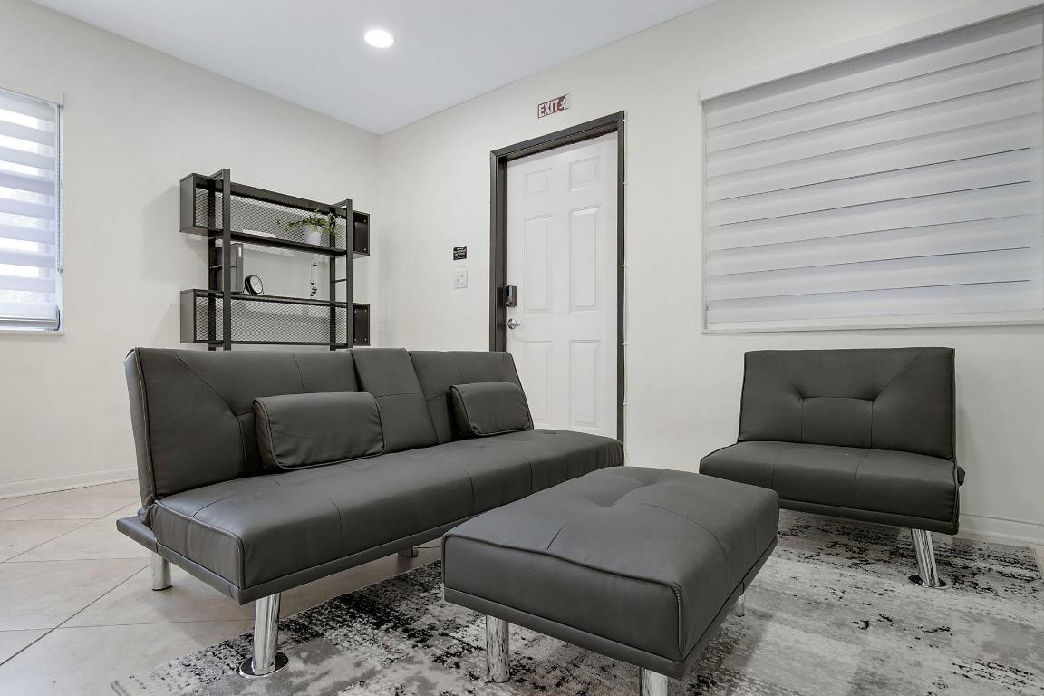 LAUDER-GATE - Residential Lease