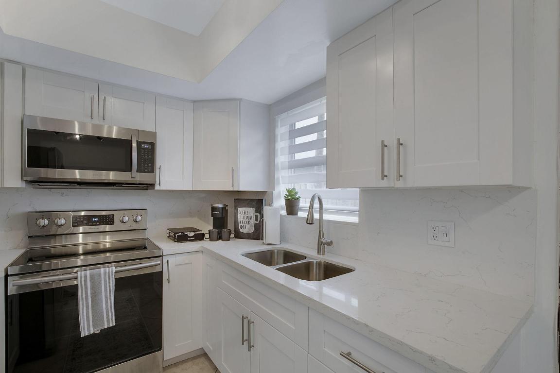 LAUDER-GATE - Residential Lease