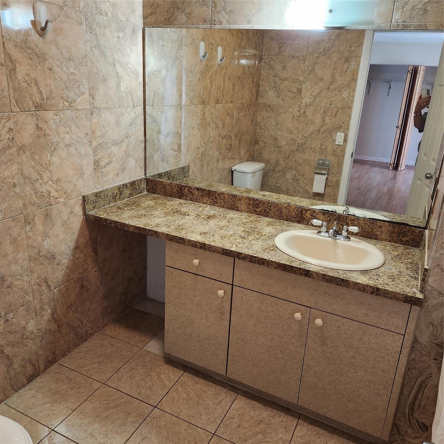 Woodlake Village Twnhms C - Residential Lease