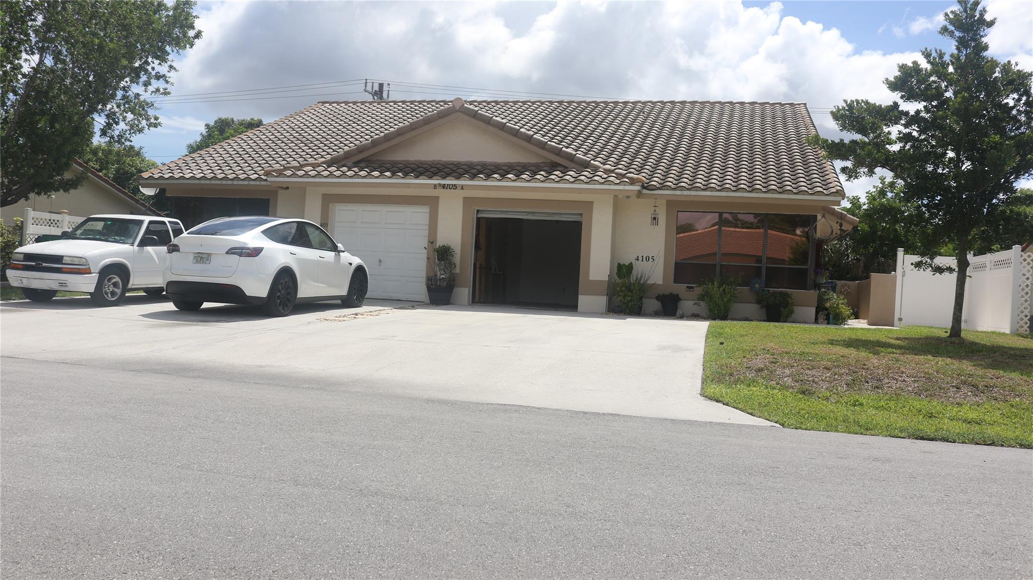 Beautifully maintained townhouse featuring 3 bedrooms, 2 bathrooms, and a 1-car garage. Located in a top-rated school district with easy access to shopping, dining, and major highways. A perfect blend of comfort and convenience.