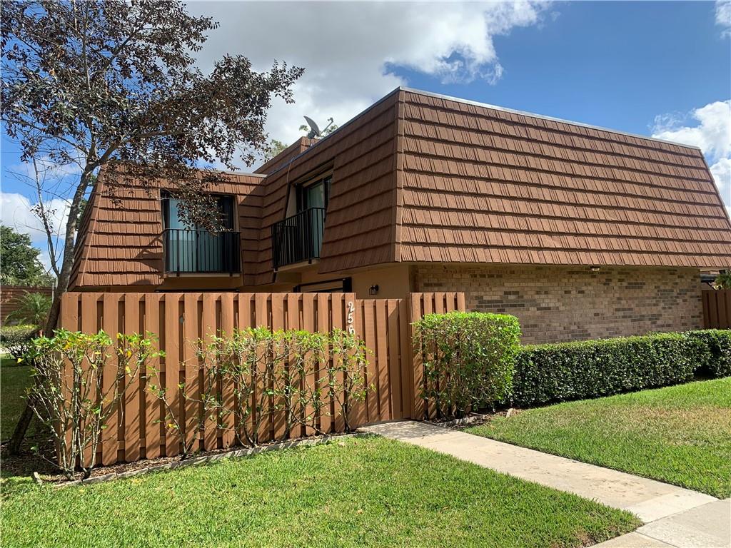 2566 Camelot Ct